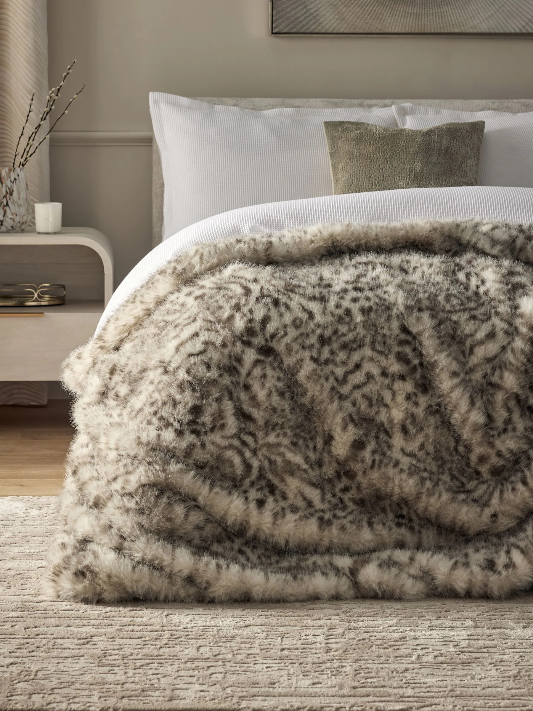 Omslag van imitatiebont met sneeuwluipaardprint