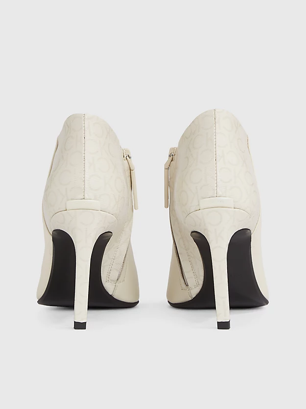 Botas de cano curto de couro com salto agulha e logotipo.