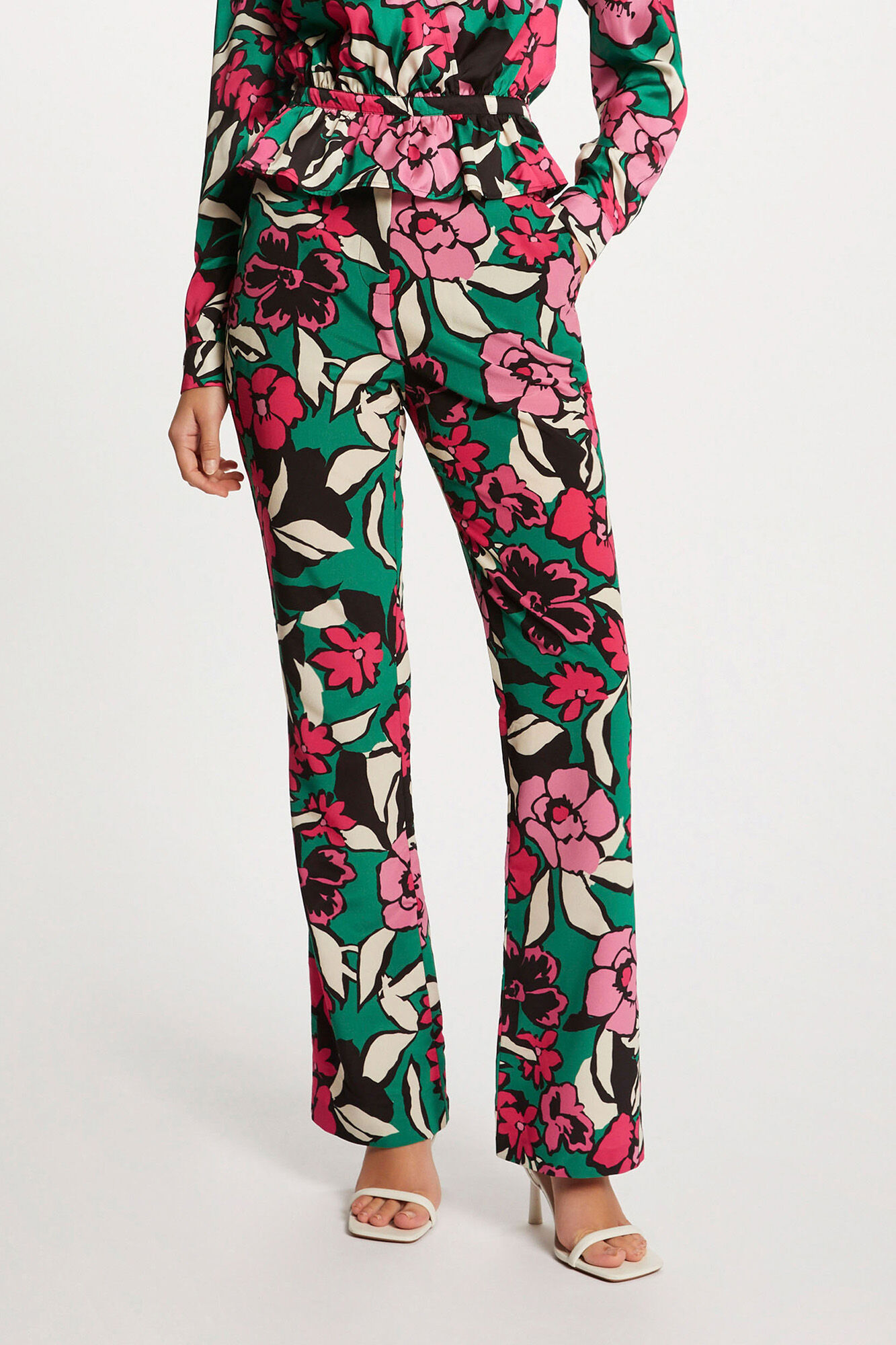 Calça reta com estampa floral - Multicolorida