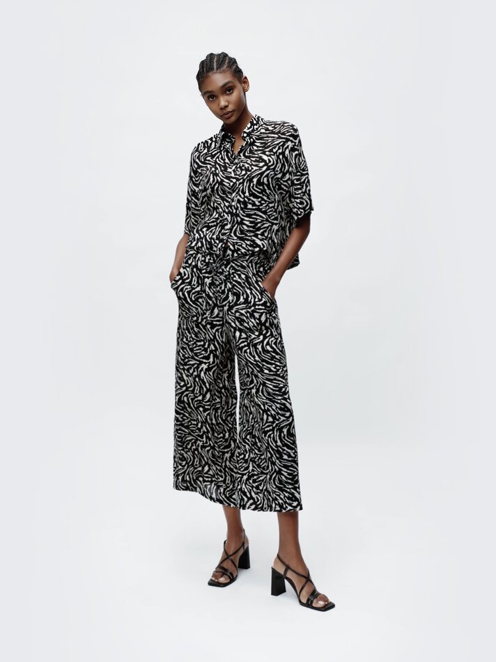 Camisa curta cropped de chambray - Cru/preto