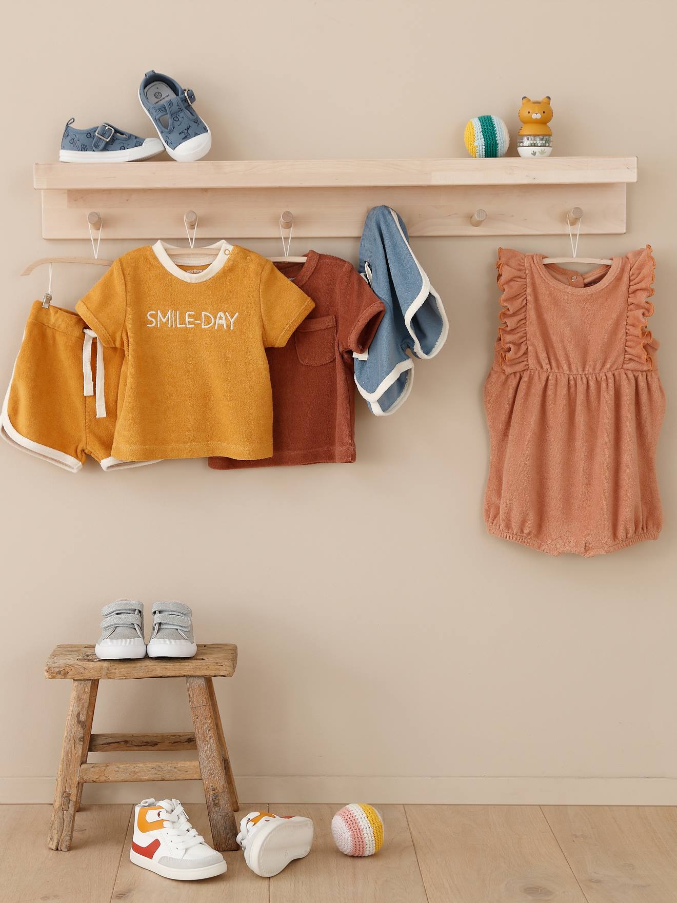 Tênis de cano alto para bebê menino, branco claro liso com estampas.