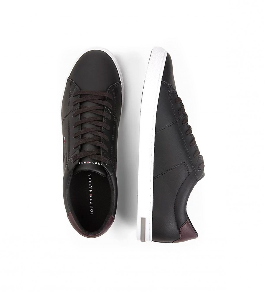 Tênis Tommy Hilfiger Essential em couro vulcanizado, preto
