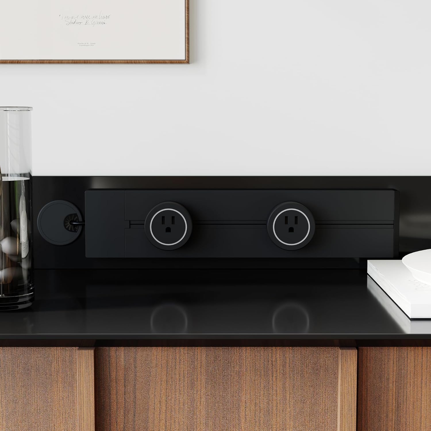 Sideboard mit Hochglanz-Schwarz & Holzoptik, 150 cm Aufbewahrungsschrank mit 3 Schubladen, 2 Türen, integrierter Steckdose & Kabelbox, Kommode aus Spanplatte/MDF, 92 cm hoch