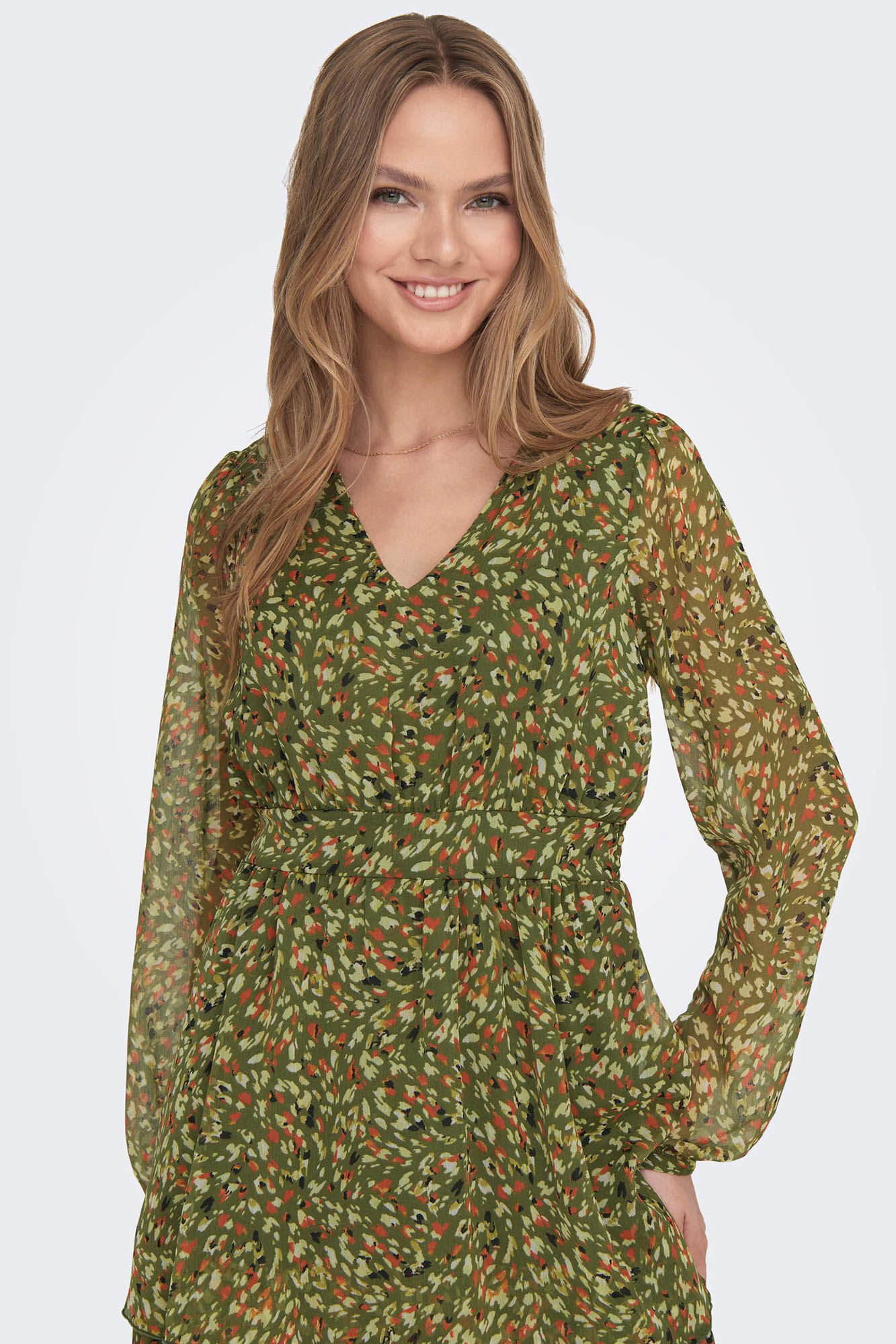 Vestido curto com mangas compridas e estampa.