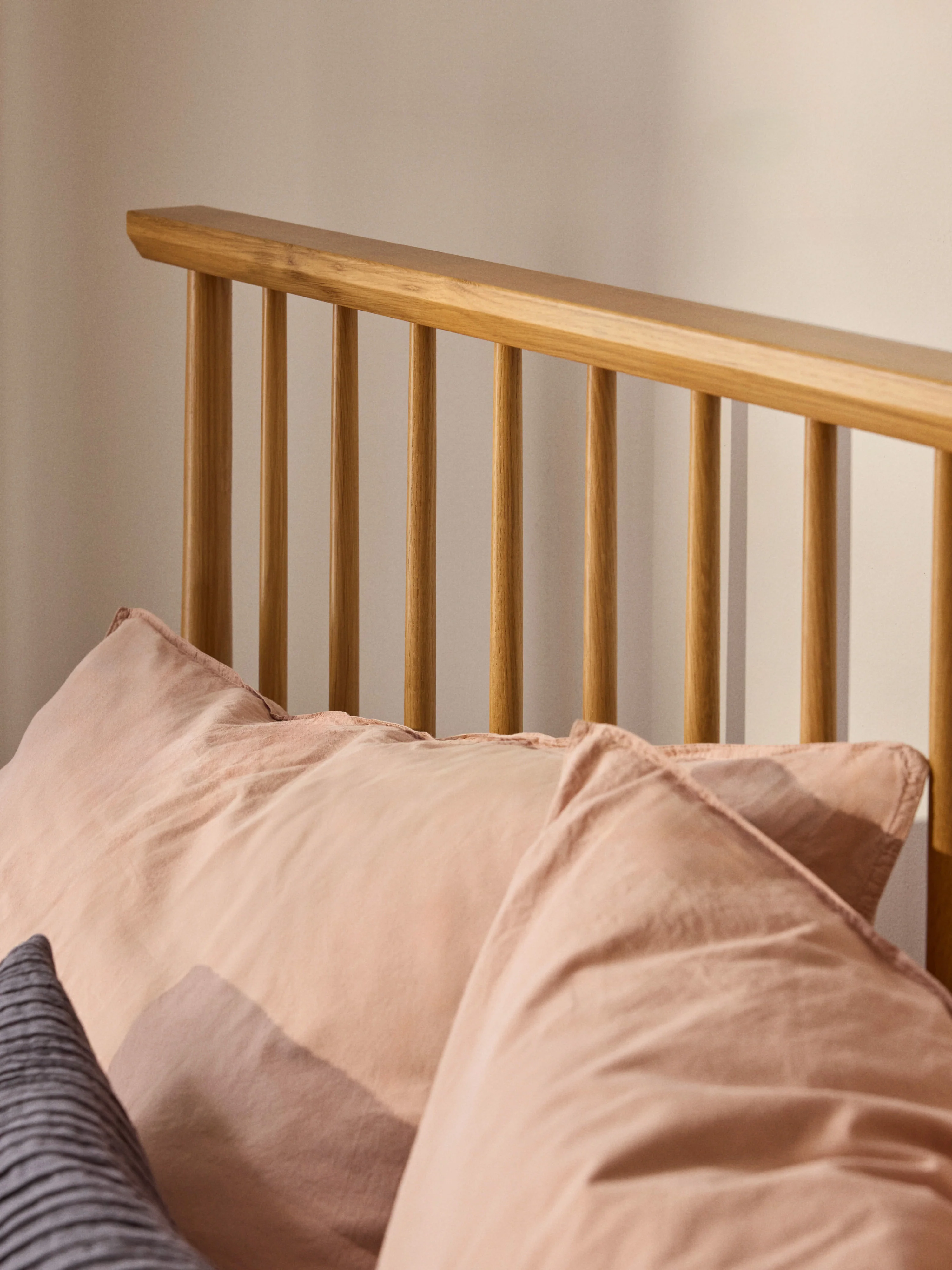 Houten bed Windsor met hoofdeinde van grenenhout