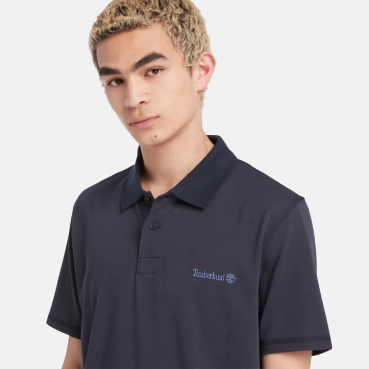 Camisa polo masculina de tecido respirável na cor azul marinho.