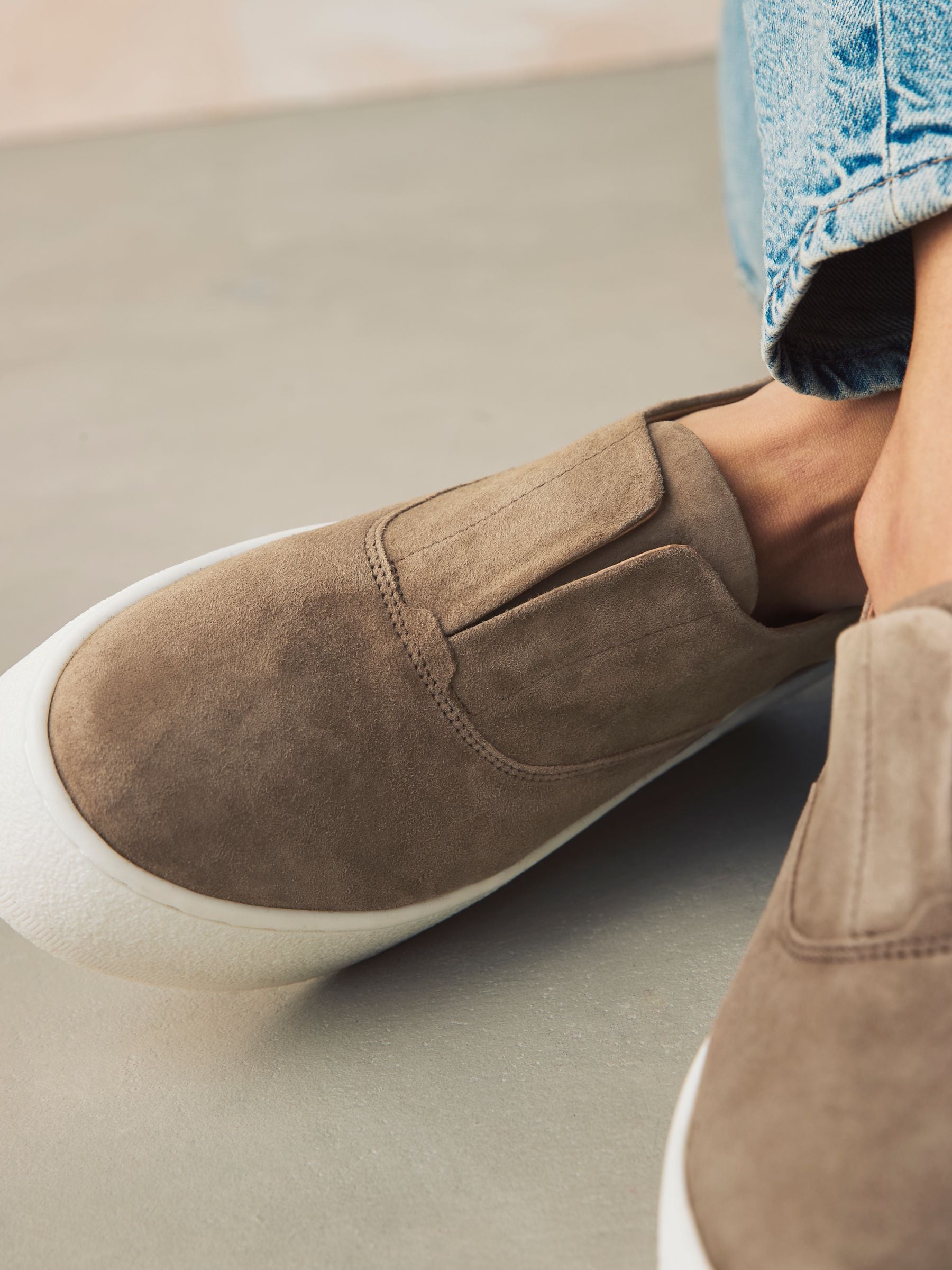 Chocoladebruin - Signature leren sneakers met dikke plateauzolen en sleehak