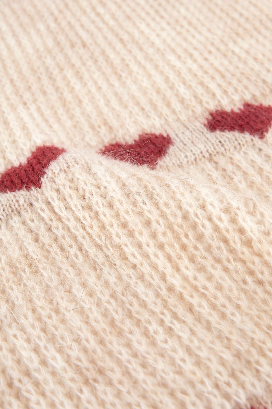 Beige gebreide wintersjaal met hartjes