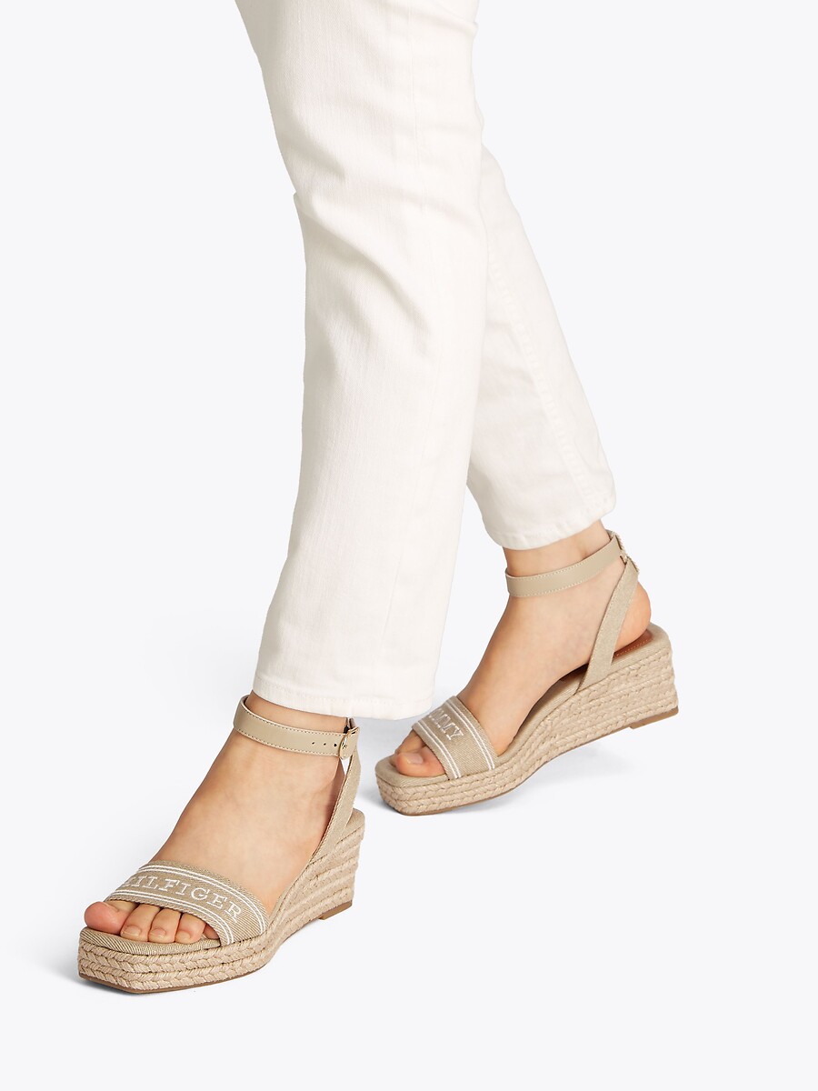 TOMMY HILFIGER<br>Sandálias de couro com salto