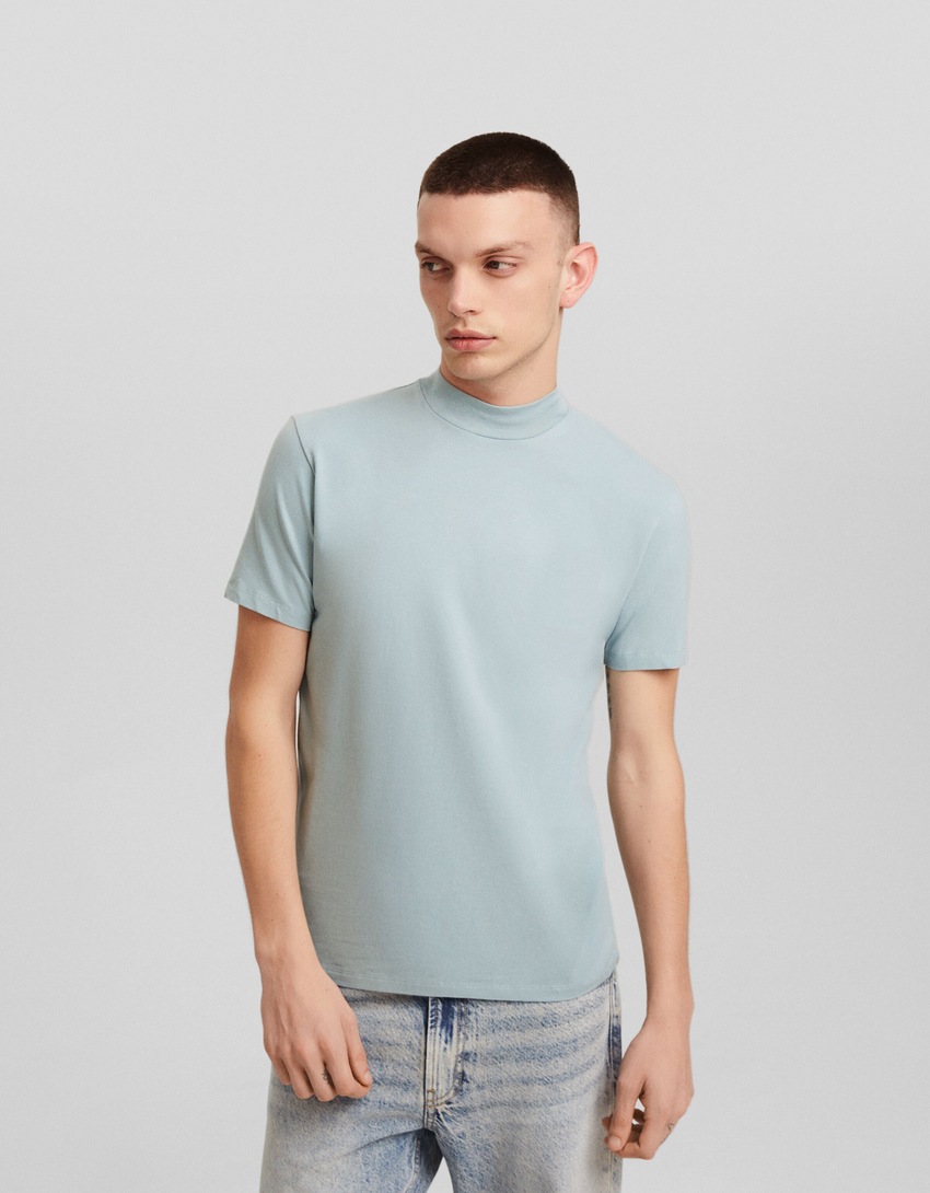 Camiseta de manga curta e gola alta