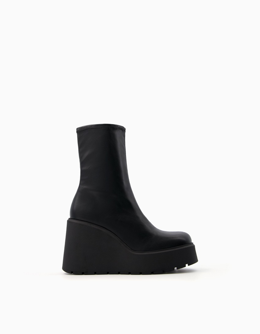 Botas de cano curto com salto plataforma