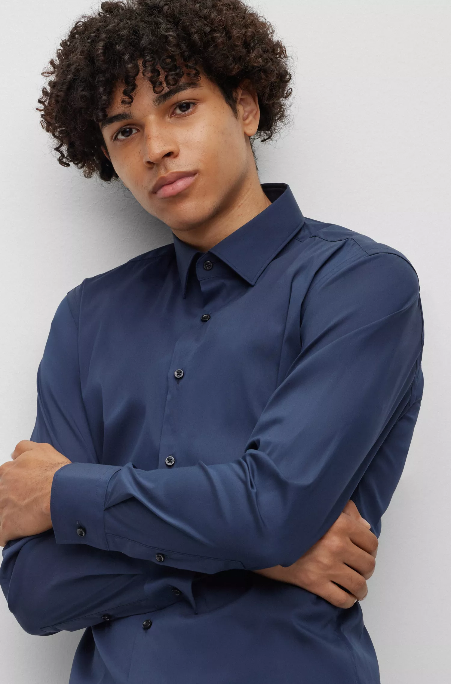 Camisa HUGO vermelha, corte slim, em popeline de algodão misto.