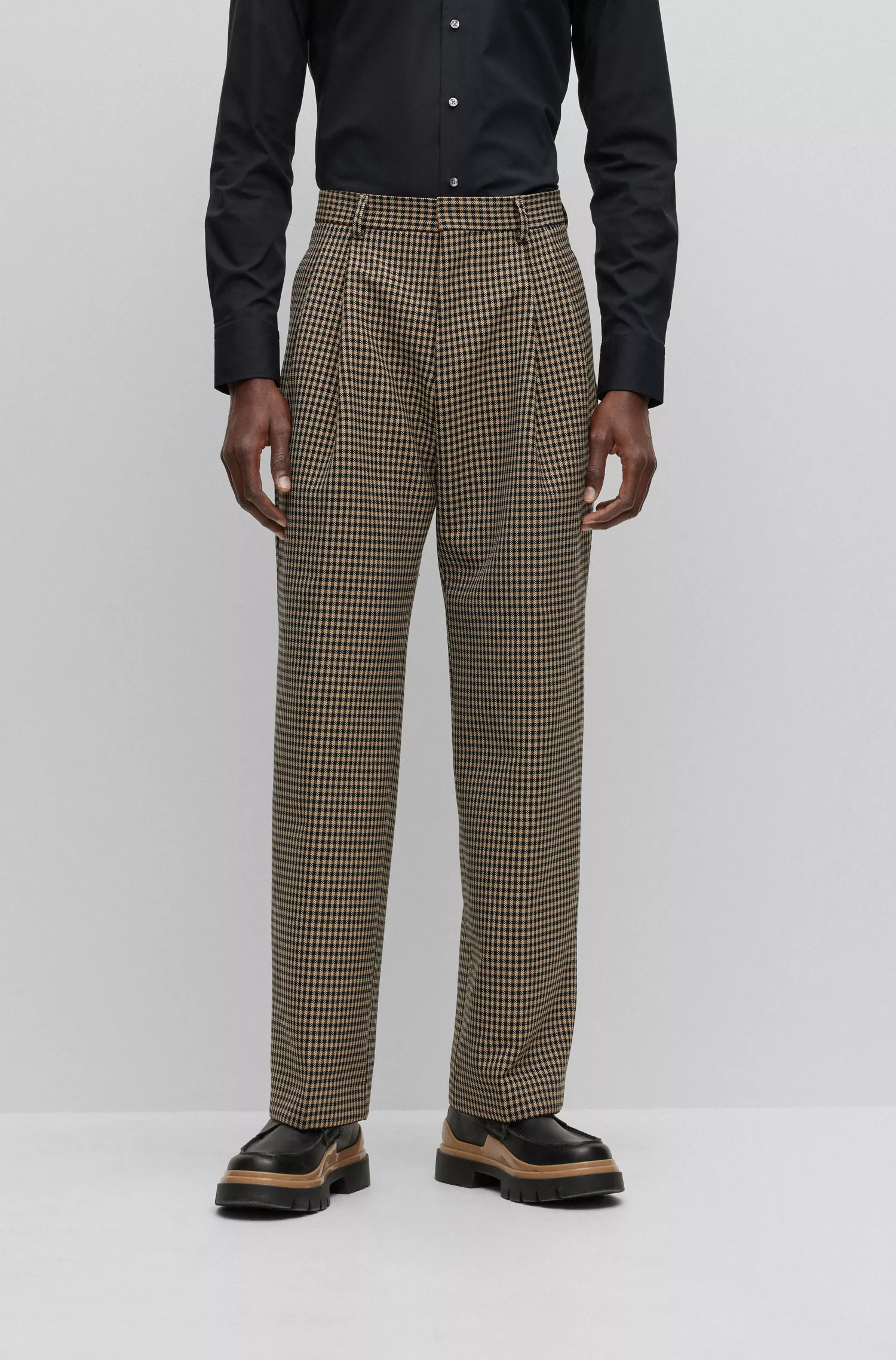 Calça BOSS preta de corte relaxado em tecido elástico xadrez.