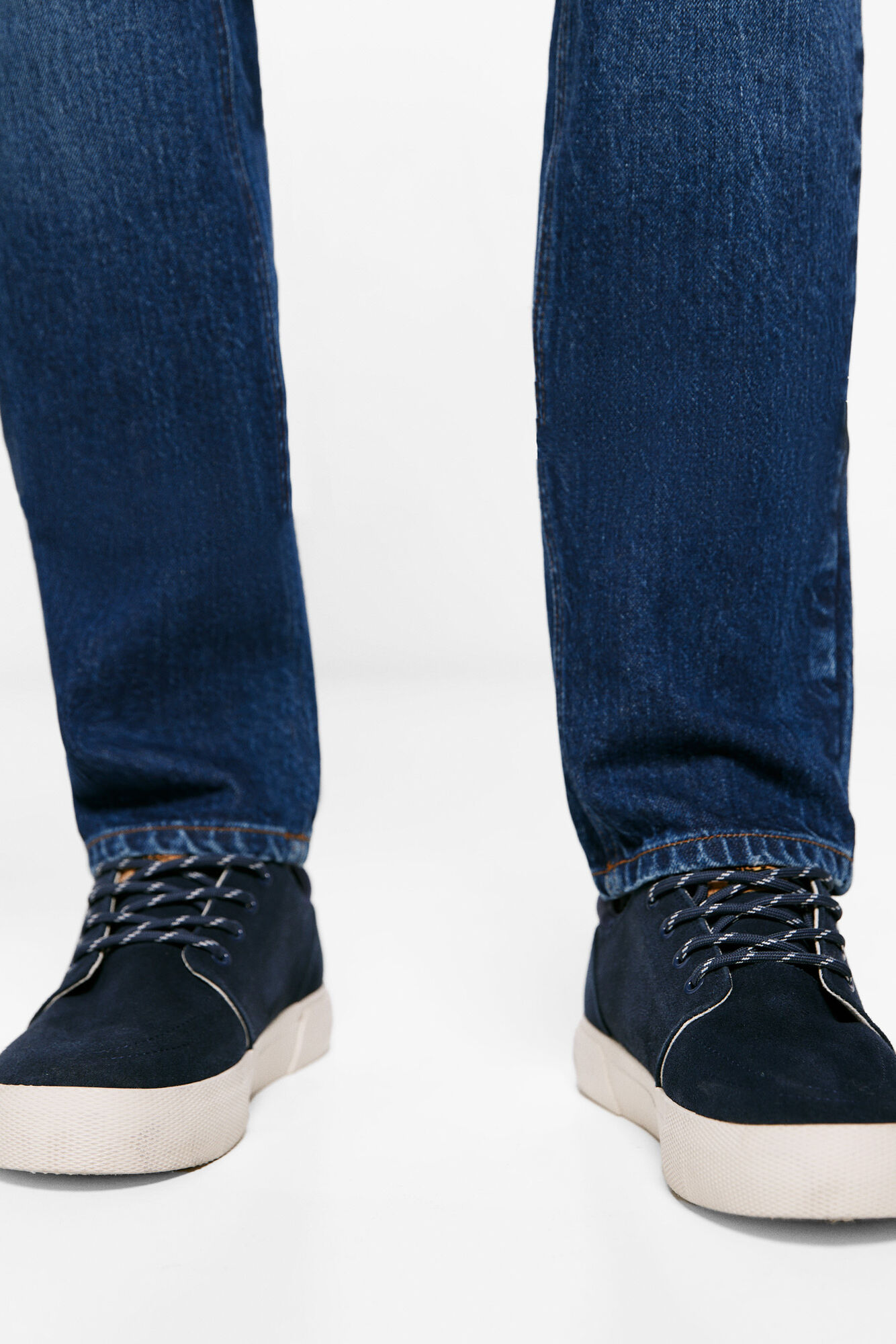 Calça jeans slim, lavagem média escura