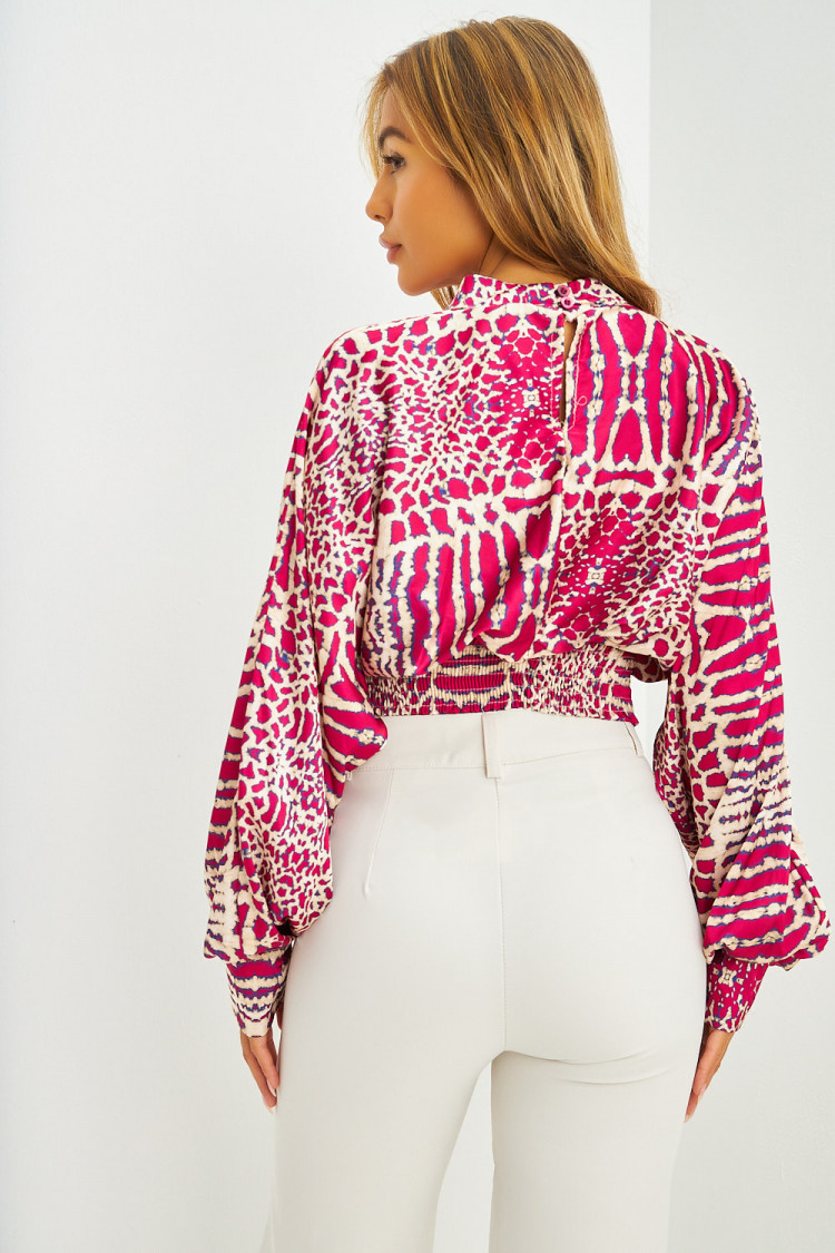 Blouse courte satinée rose crop col montant à imprimé animalier
