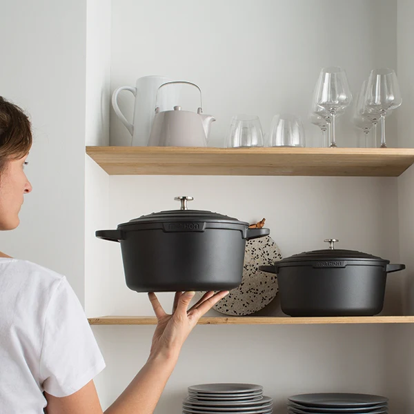 Cocotte légère ronde en fonte d'aluminium 24 cm 4,5 L coloris noir Mat