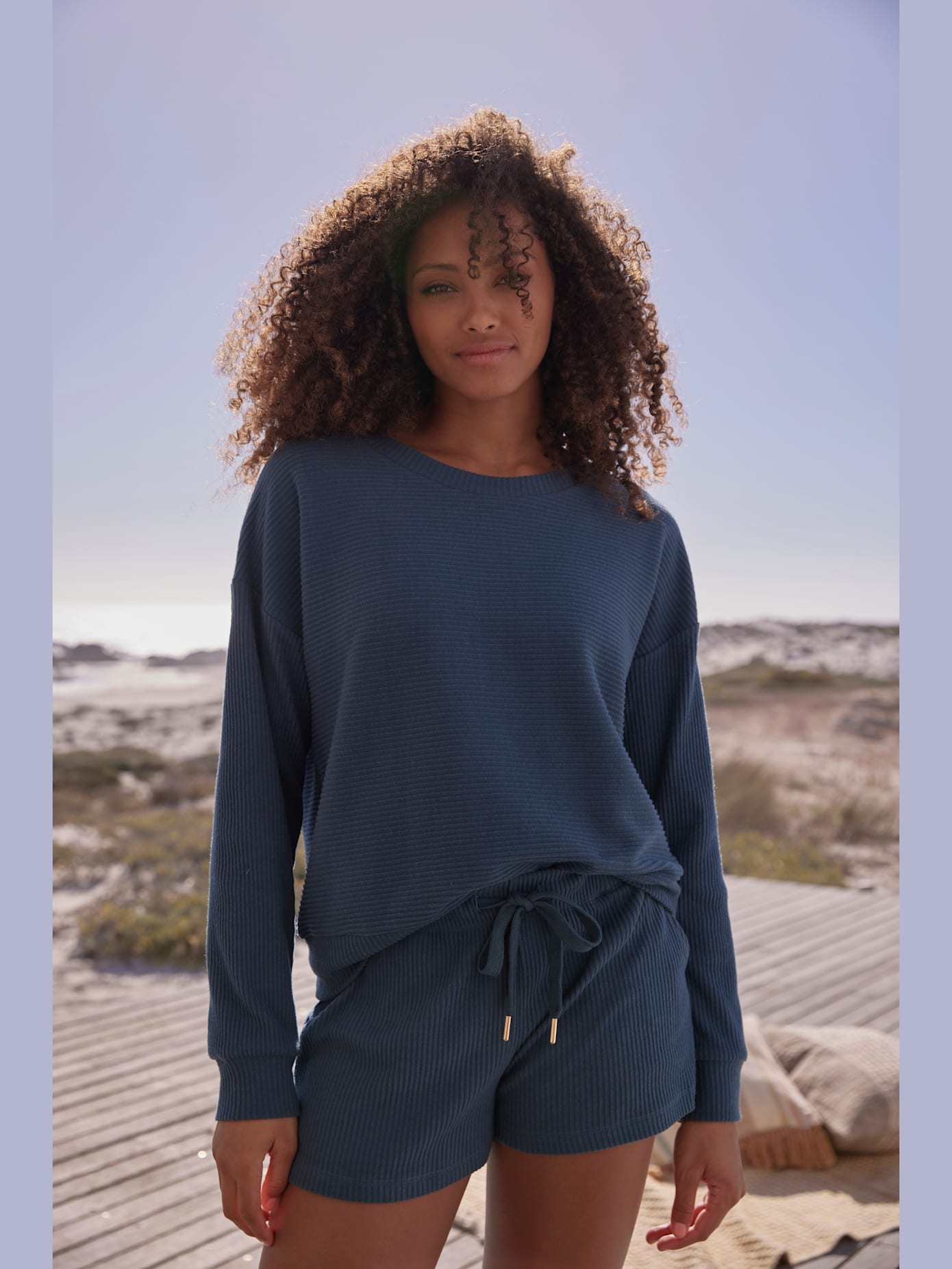 Short en matière sweat empiècement en dentelle en qualité côtelée