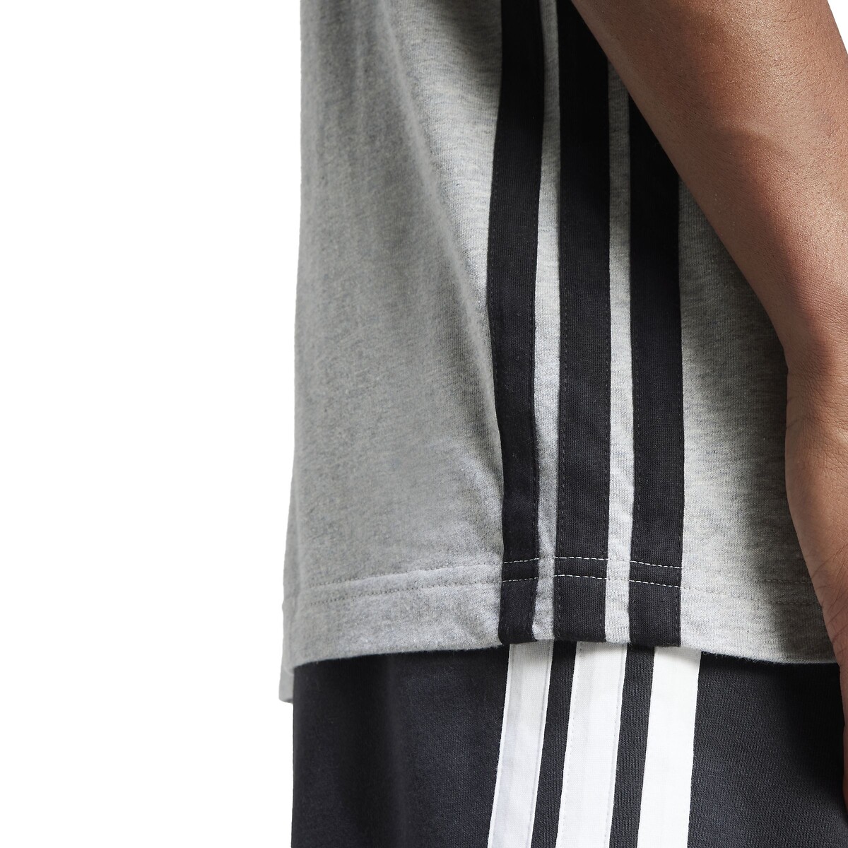 ADIDAS SPORTSWEAR<br>Camiseta essencial de manga curta com 3 listras