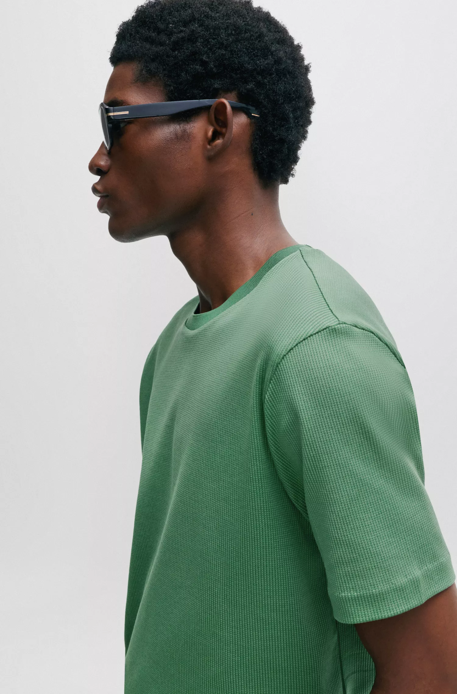 Camiseta BOSS preta em algodão estruturado com acabamento mercerizado.
