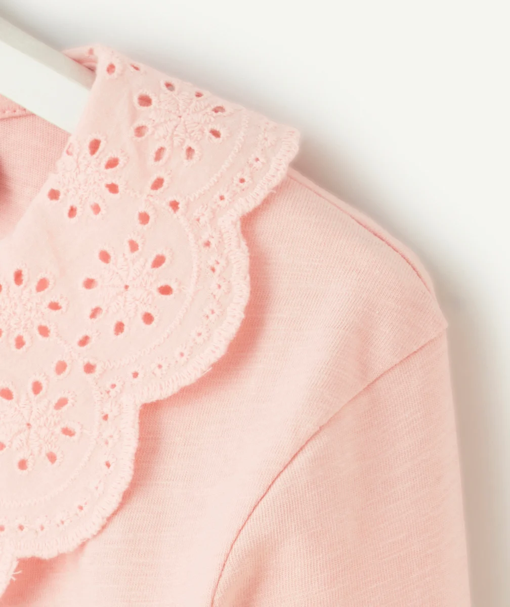 T-SHIRT FILLE EN COTON BIOLOGIQUE ROSE AVEC COL CLAUDINE BRODÉ