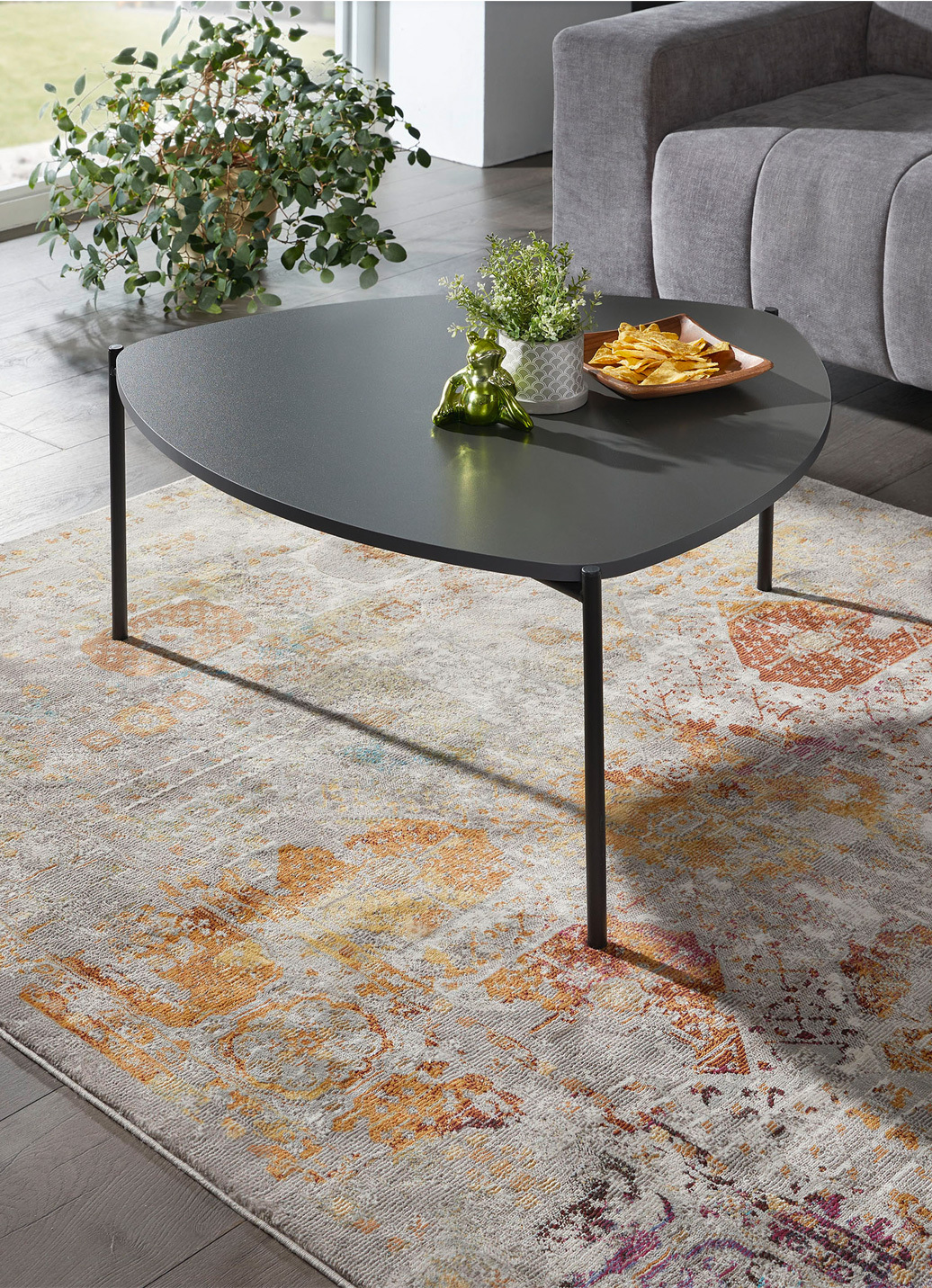Couchtisch im Loft-Design mit Metallgestell