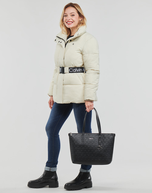 Calvin Klein Jeans - LOGO BELT WAISTED SHORT PUFFER - Ecru