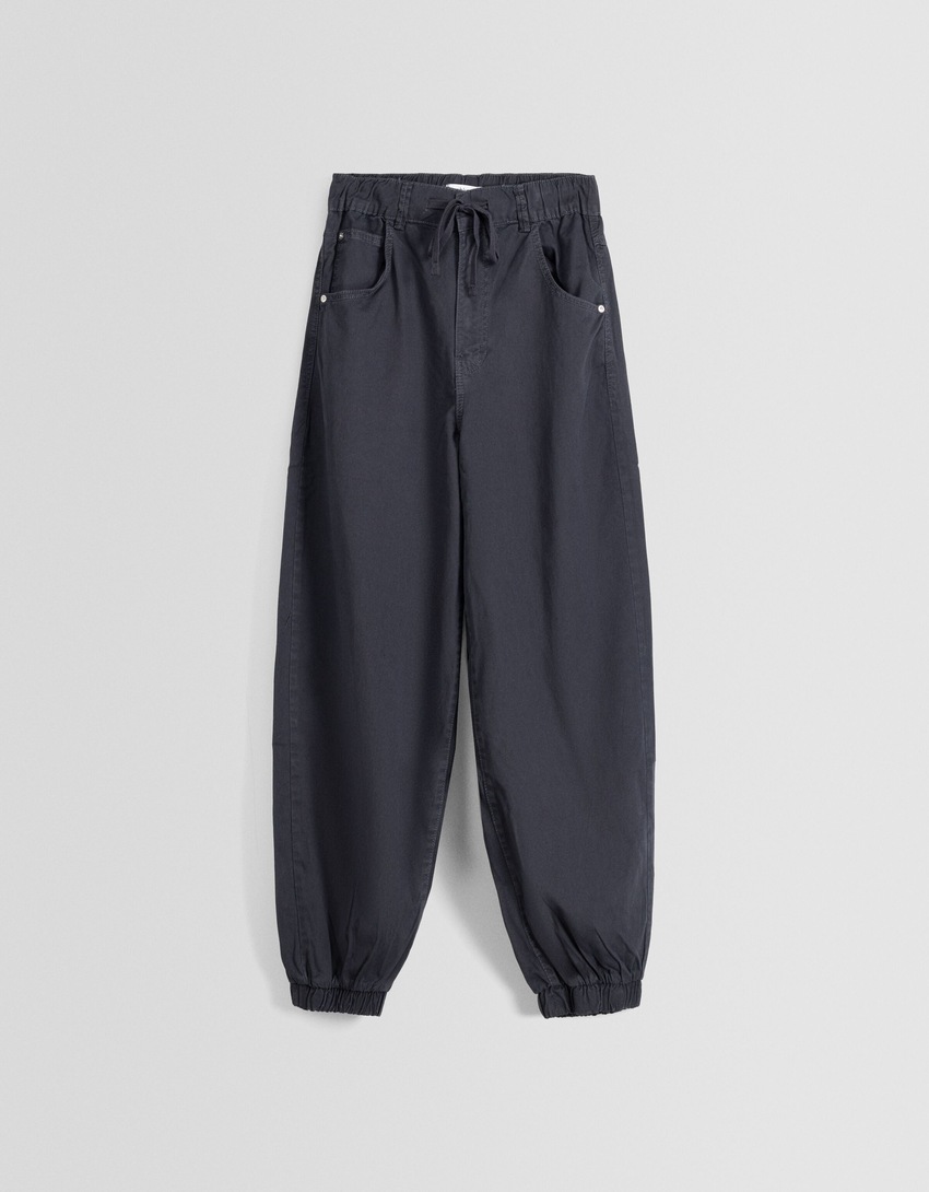 Calça jogger de algodão com cordão.