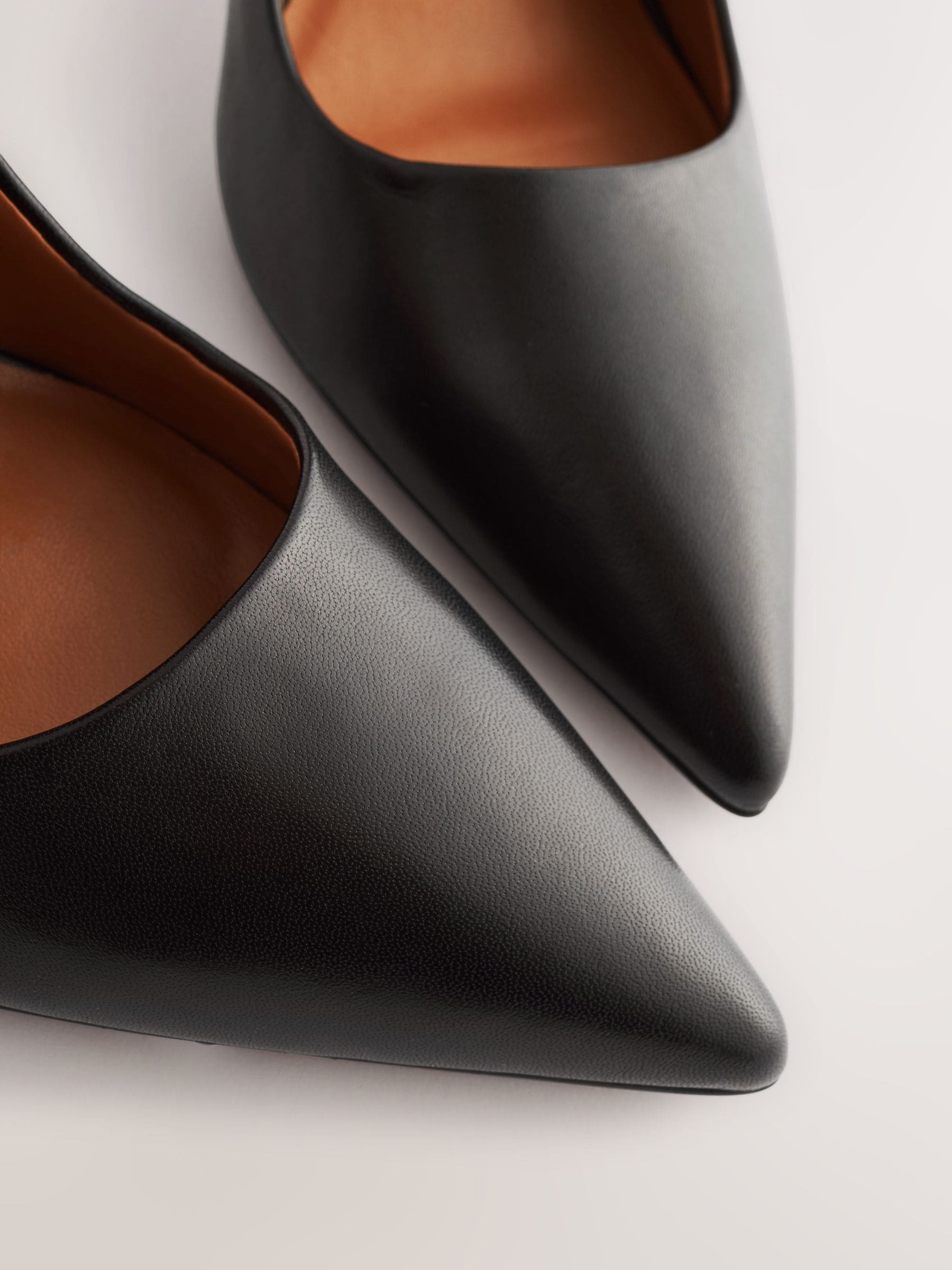 Zwart - Leren spitse pumps