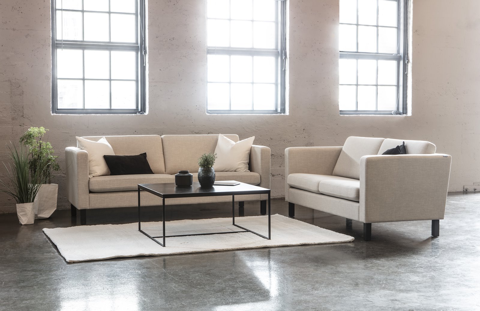 Noor Lux 3+2,5-seter I tekstil Milan Soft Silver med arm 03 og ben 19 sort