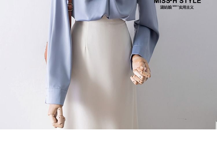 Cossita - Blouse met lange mouwen, V-hals, kraag en gerimpelde satijnen stof