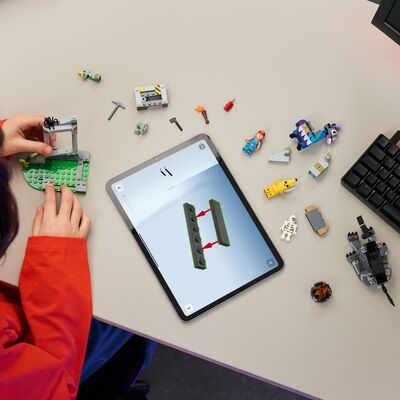 LEGO Fortnite 77075 Peely og Sparkplug slår leir på sletten