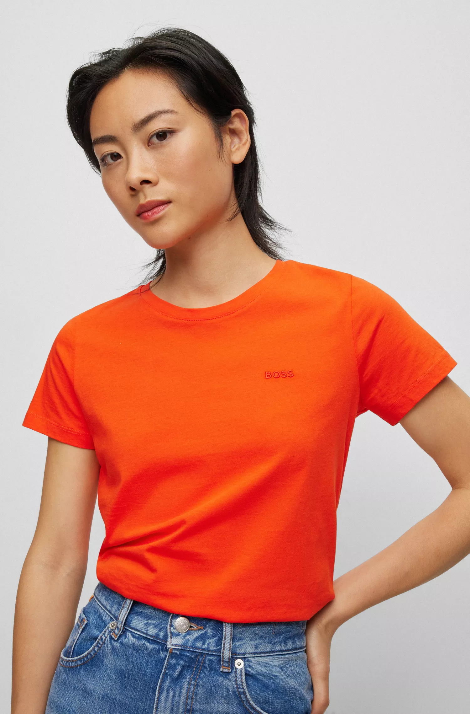 Camiseta BOSS preta de algodão orgânico com modelagem slim e logo em tom sobre tom.