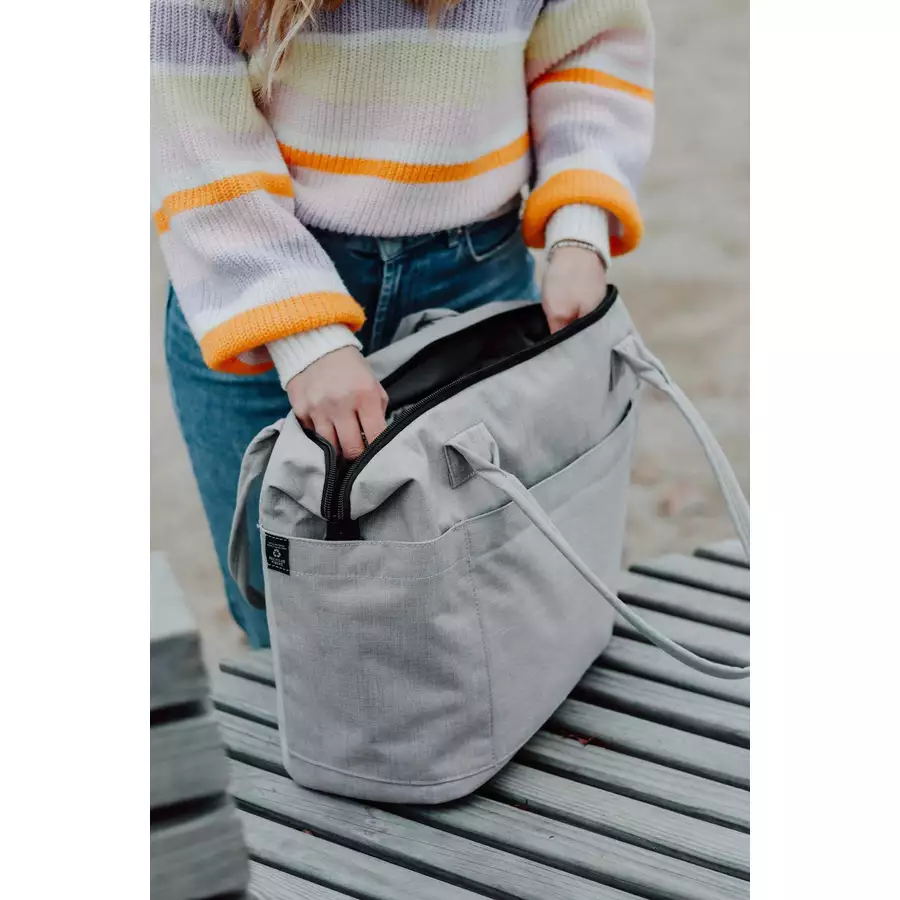Anna und Oskar Faire Wickeltasche Greta aus recyceltem Material Hellgrau