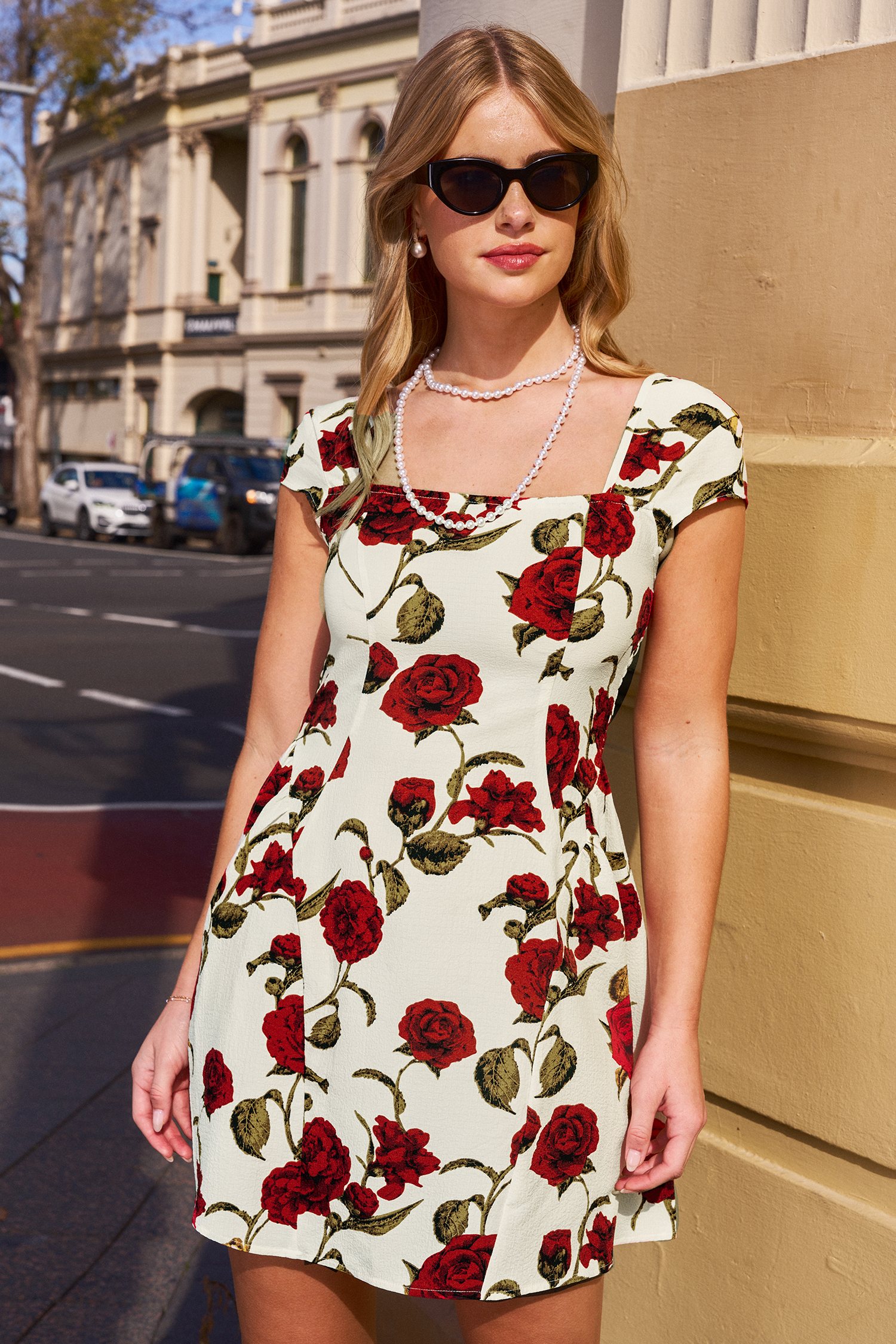 Robe mini à col carré et manches courtes rose rouge
