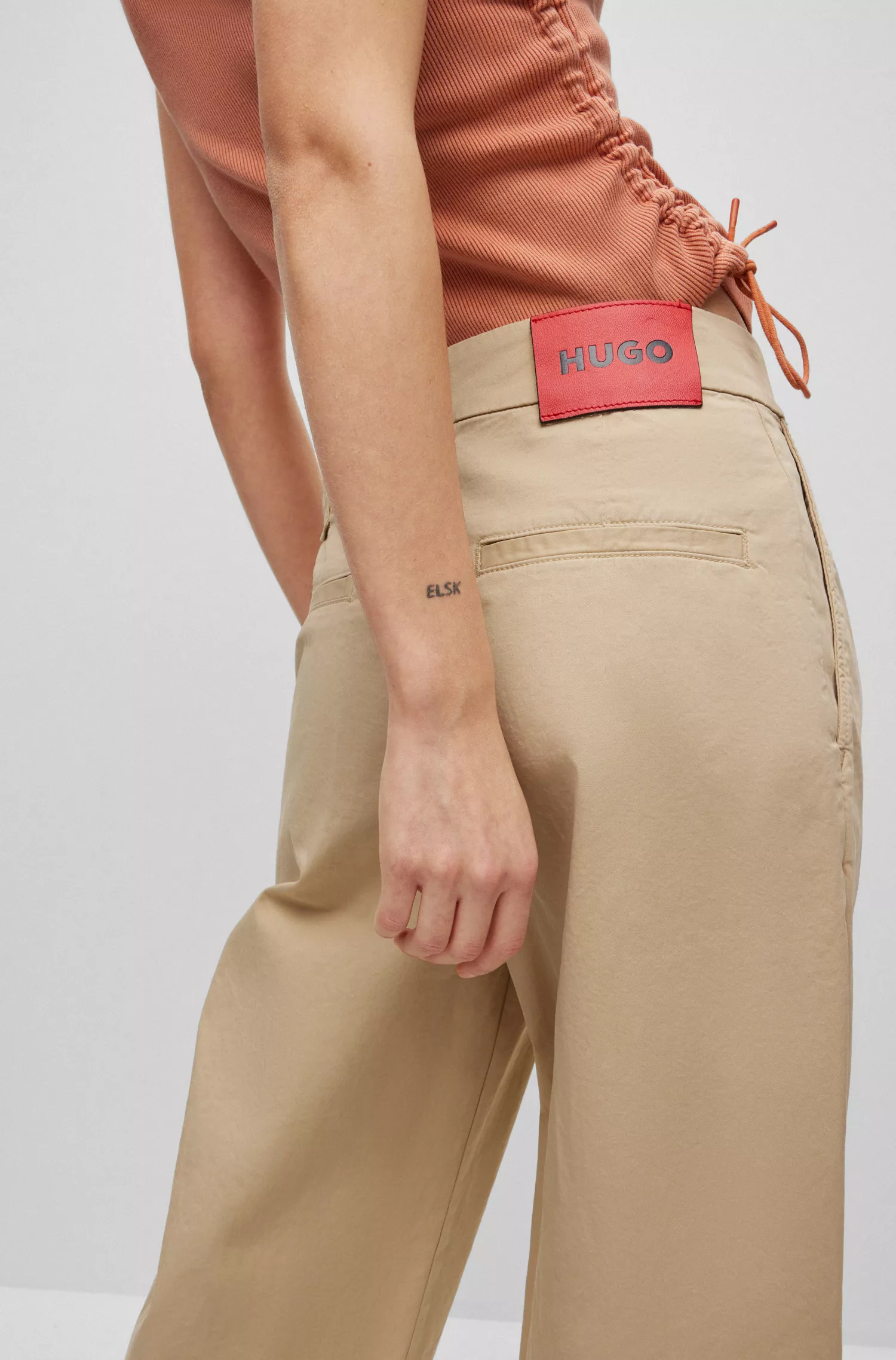 Calça chino HUGO vermelha, modelagem relaxada e cintura alta em algodão elástico.