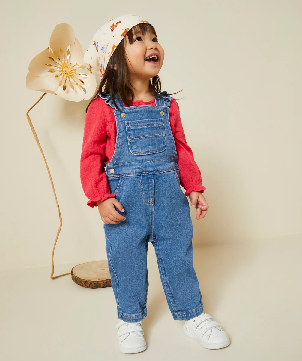 SALOPETTE BÉBÉ FILLE EN DENIM LOW IMPACT AVEC DÉTAILS VOLANTÉS