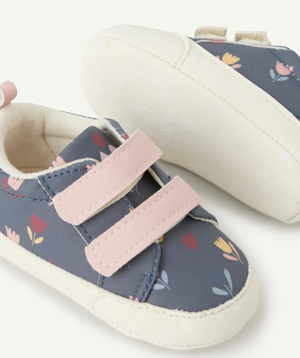CHAUSSONS STYLE BASKETS BÉBÉ FILLE BLEUS ET IMPRIMÉ FLEURI