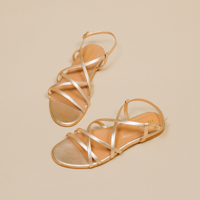 Sandales à brides croisées  en cuir métallisé platine