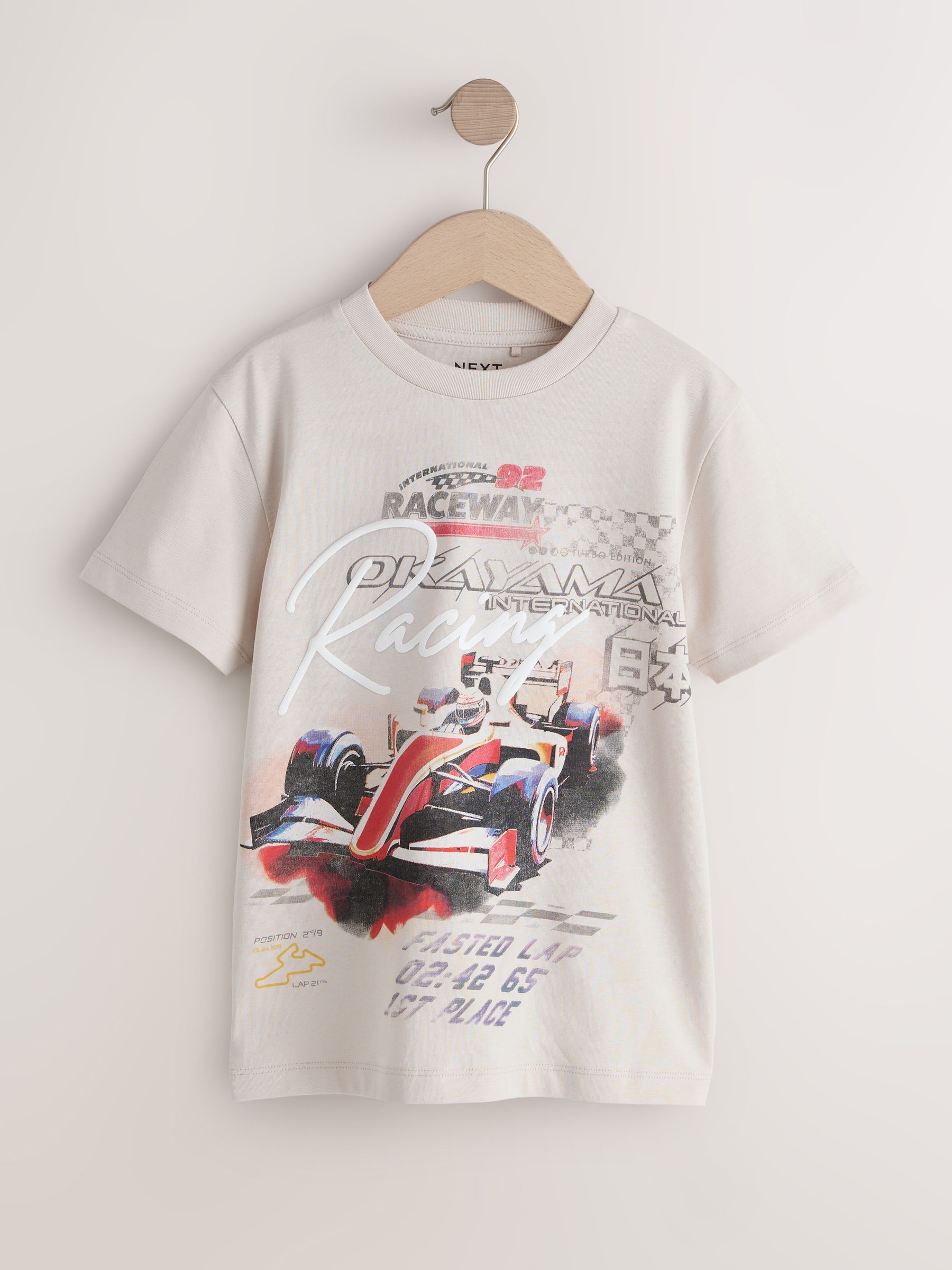 Kiezelkleurige racewagen - Regular fit T-shirt met korte mouwen en grafische print (3-16jaar)