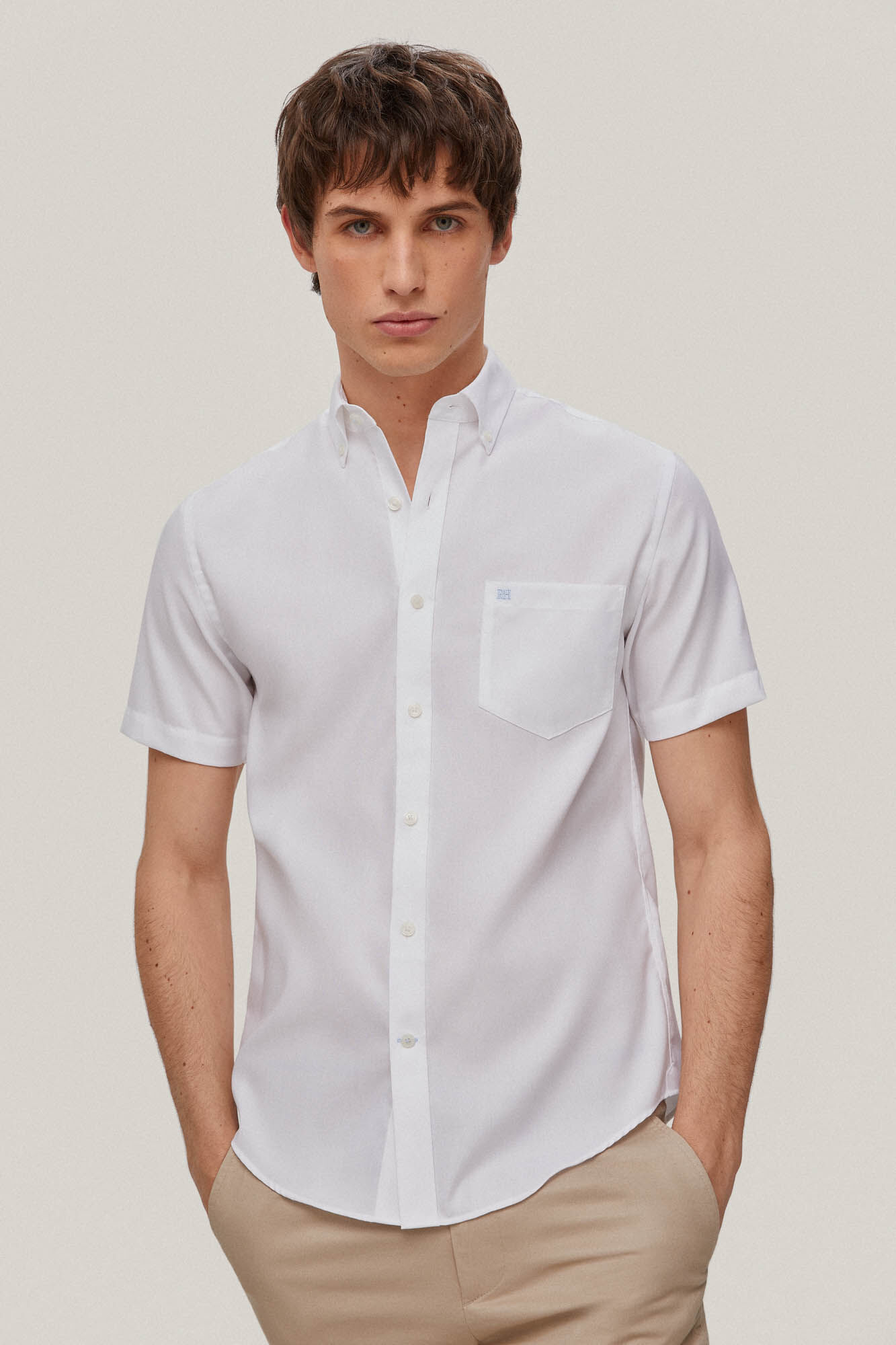 Camisa branca lisa de manga curta que não precisa passar