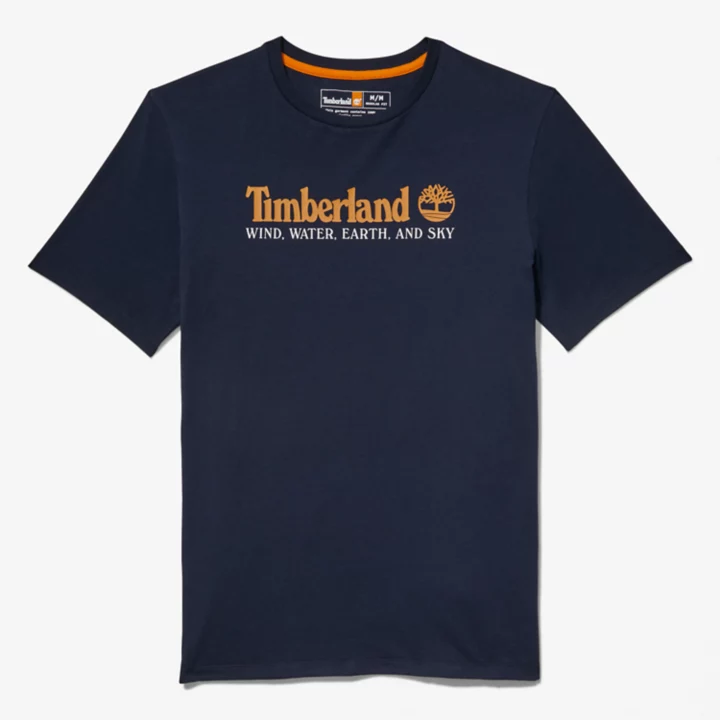 Camiseta masculina azul marinho com estampa de vento, água, terra e céu.