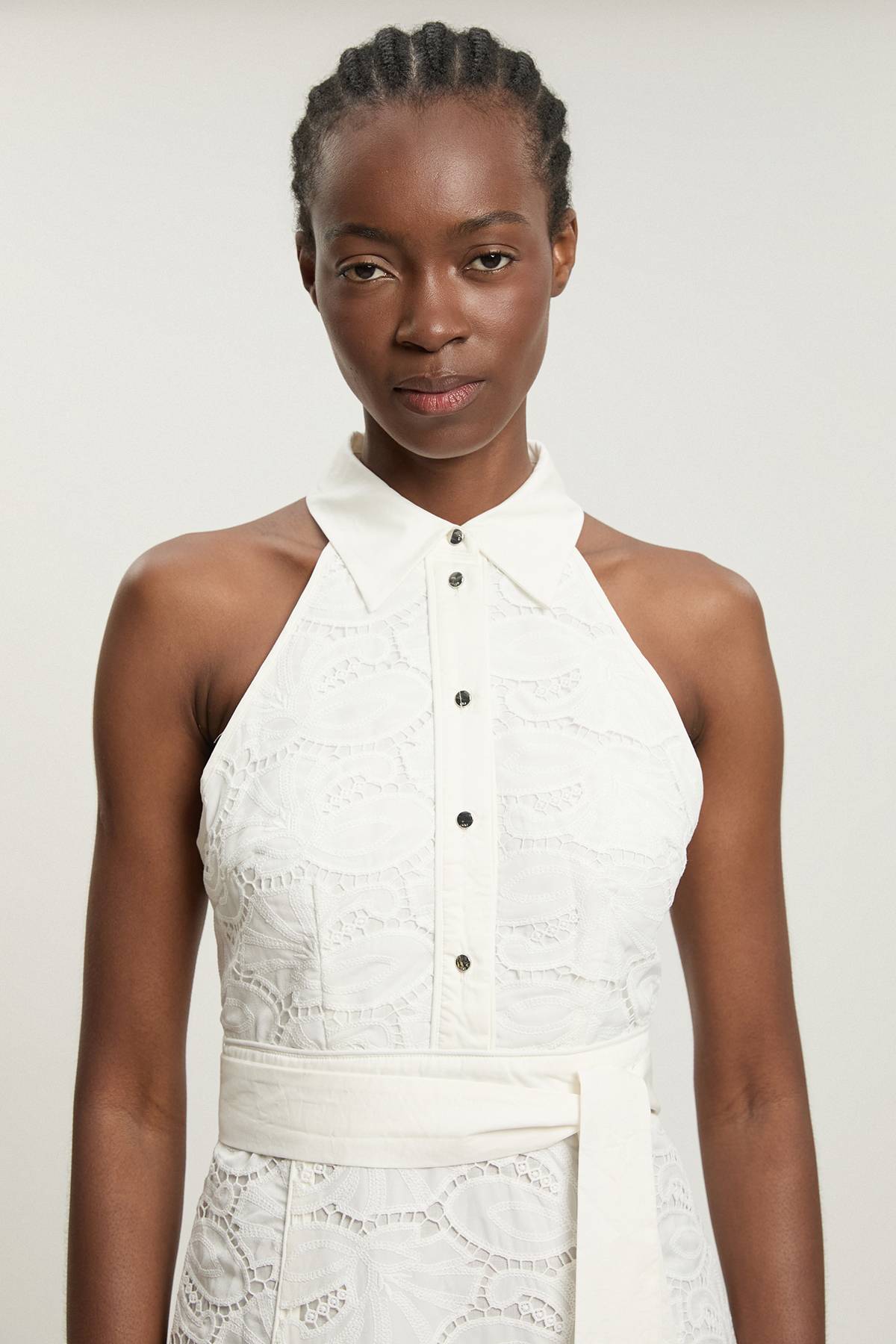 KarenMillen Robe Midi Tissée Petite À Col Licou Avec Détail De Liens Et Broderie Anglaise En Coton
