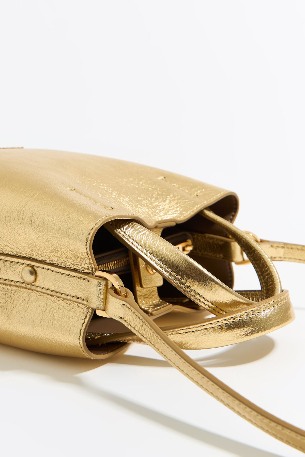 Bolsa mini de couro com estampa de Chihuahua na cor dourada.