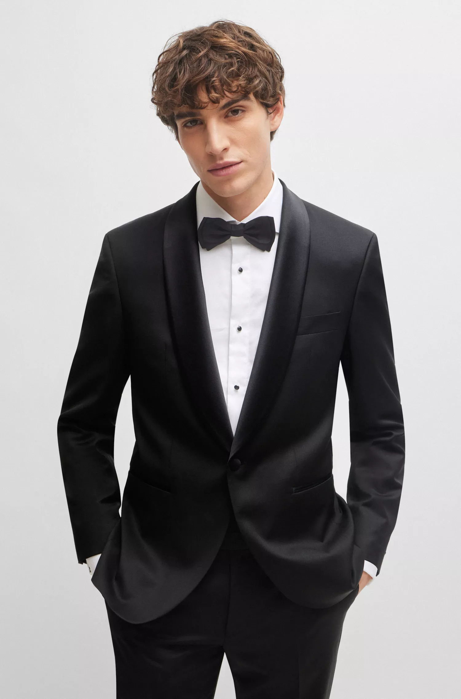 Blazer de smoking BOSS preto, corte regular, em sarja de lã virgem.