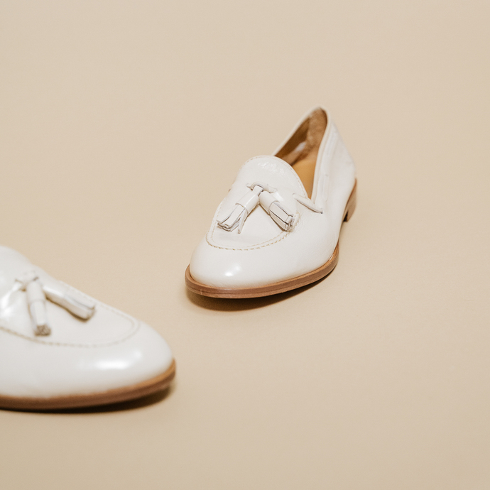 Mocassins à bouts ronds et pompons  en vernis plissé écru