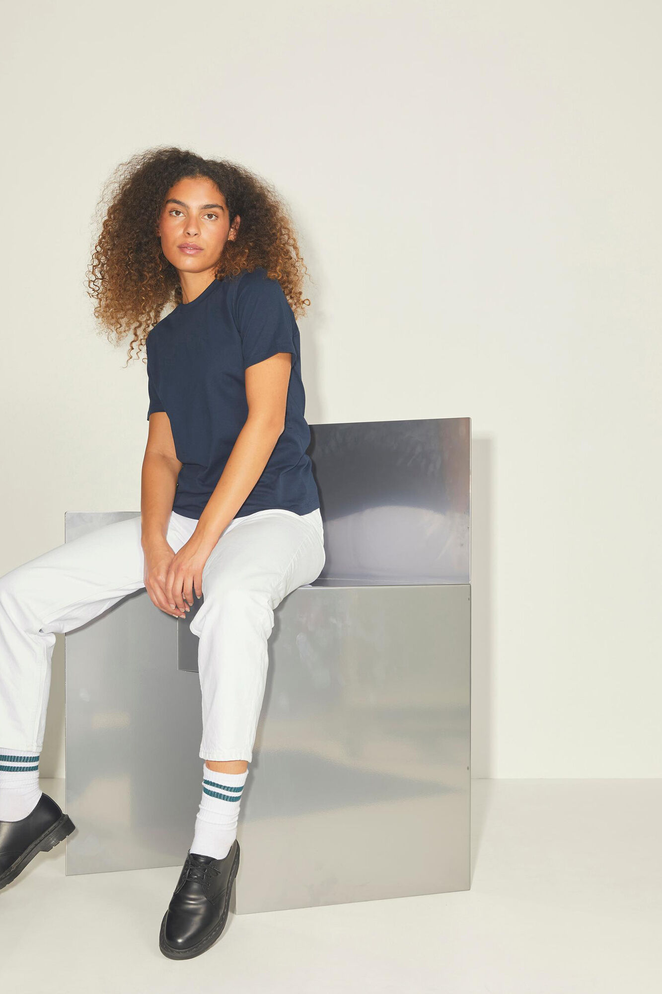 calça jeans branca estilo mom fit