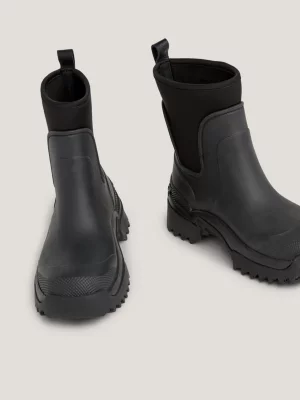 Botas de cano médio com travas emborrachadas