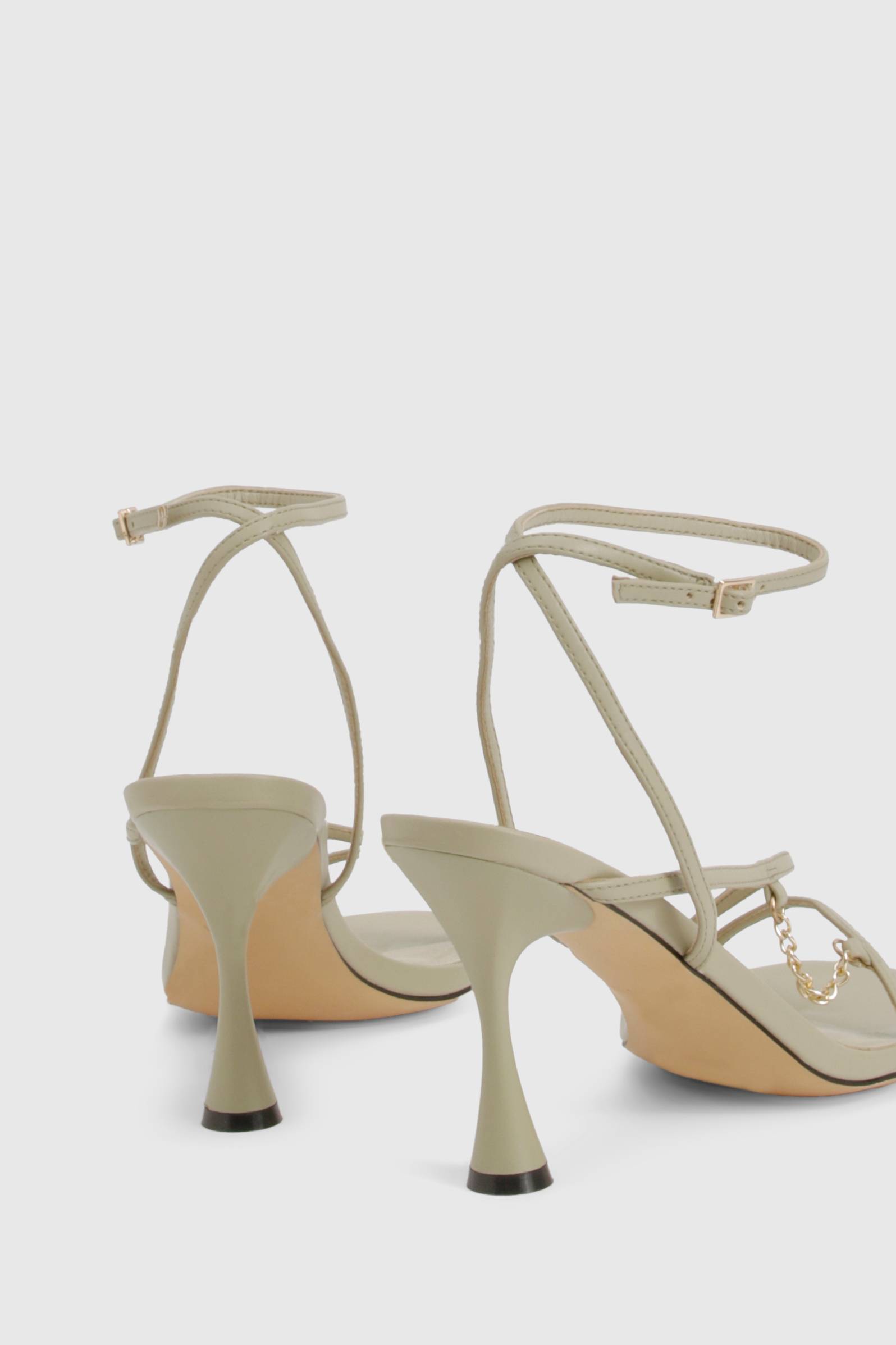 boohoo Détail de chaîne sur talons évasés
