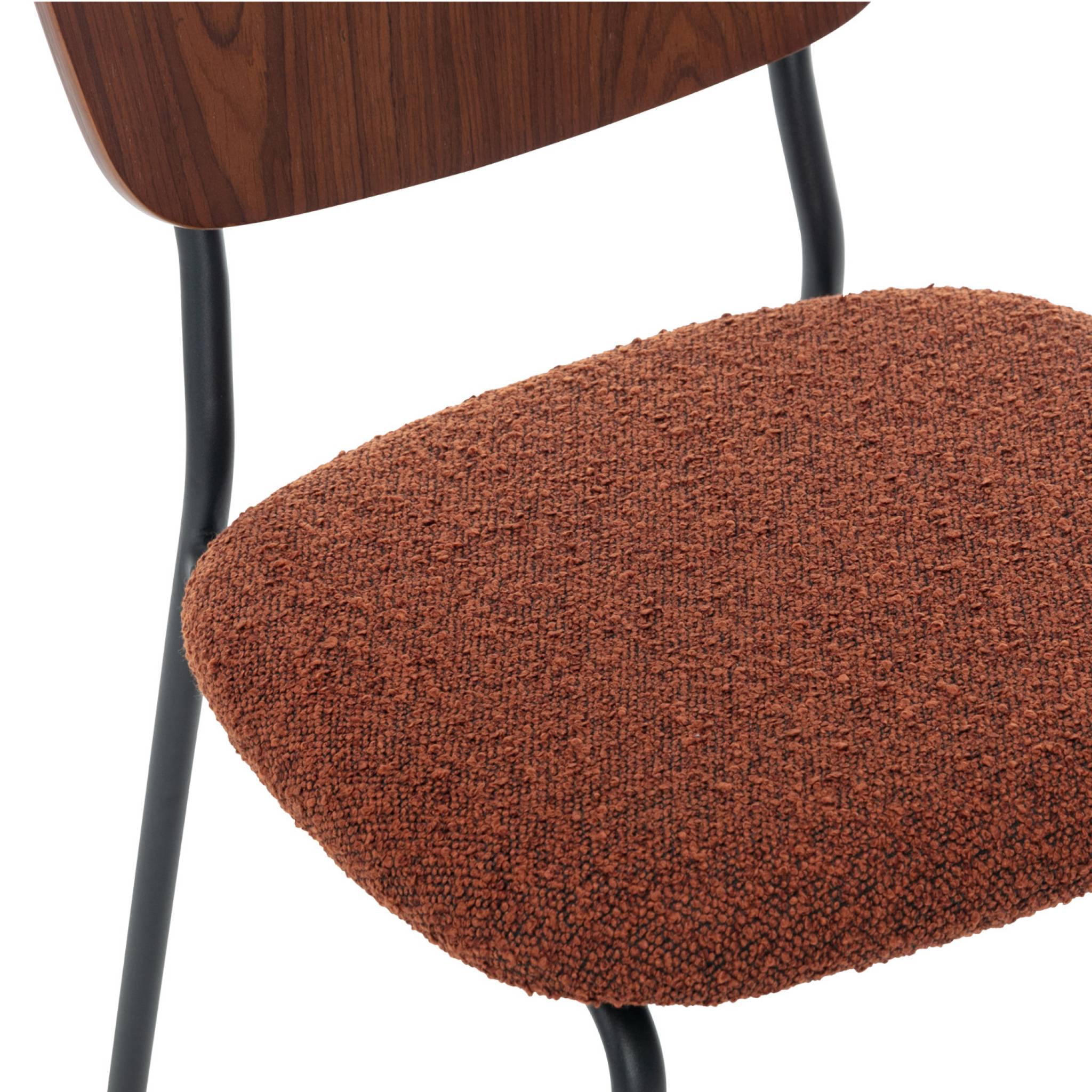 Lot de 2 chaises assise bouclette texturée terracotta. Dossier bois de peuplier courbé. Pieds en métal noir mat