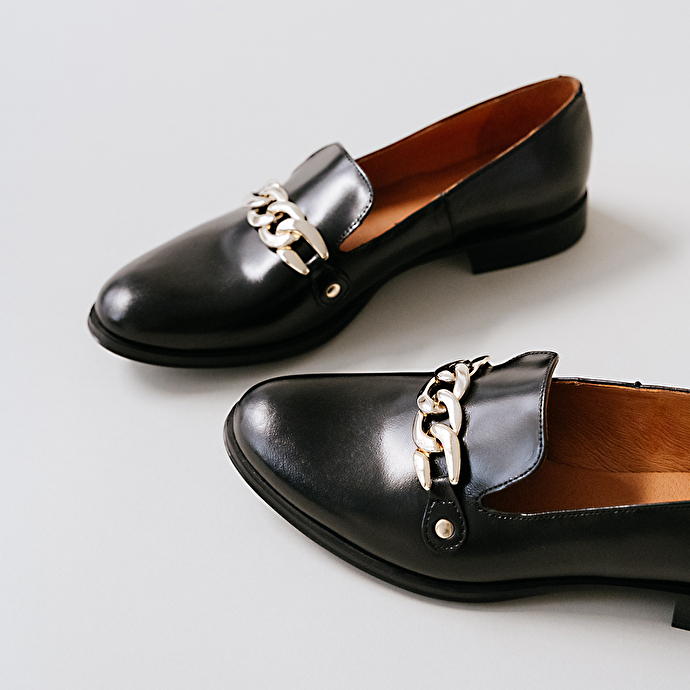 Mocassins à boucles dorées  en cuir noir